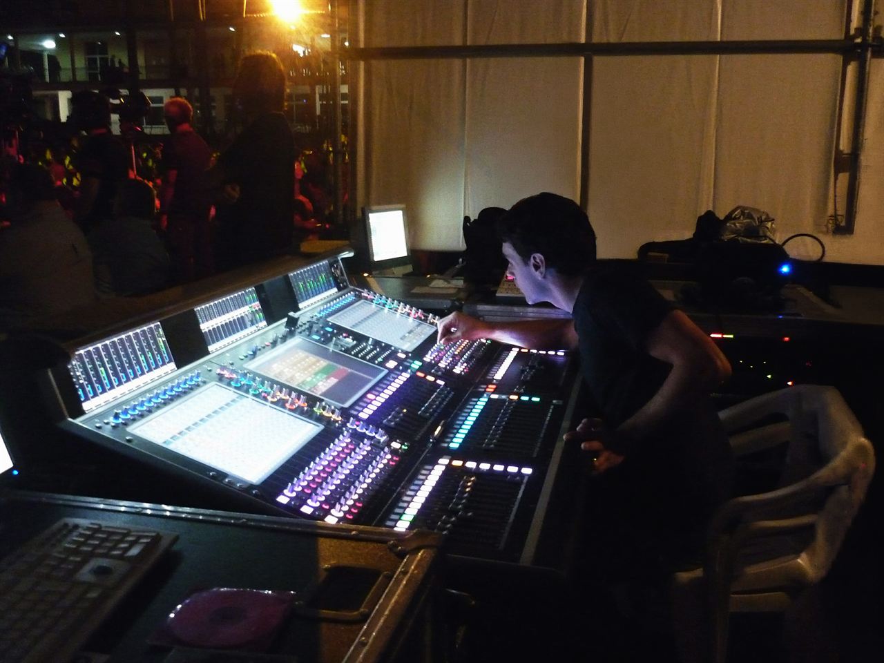 Adolfo "Fito" Martínez en la consola de sala (FOH) durante un show